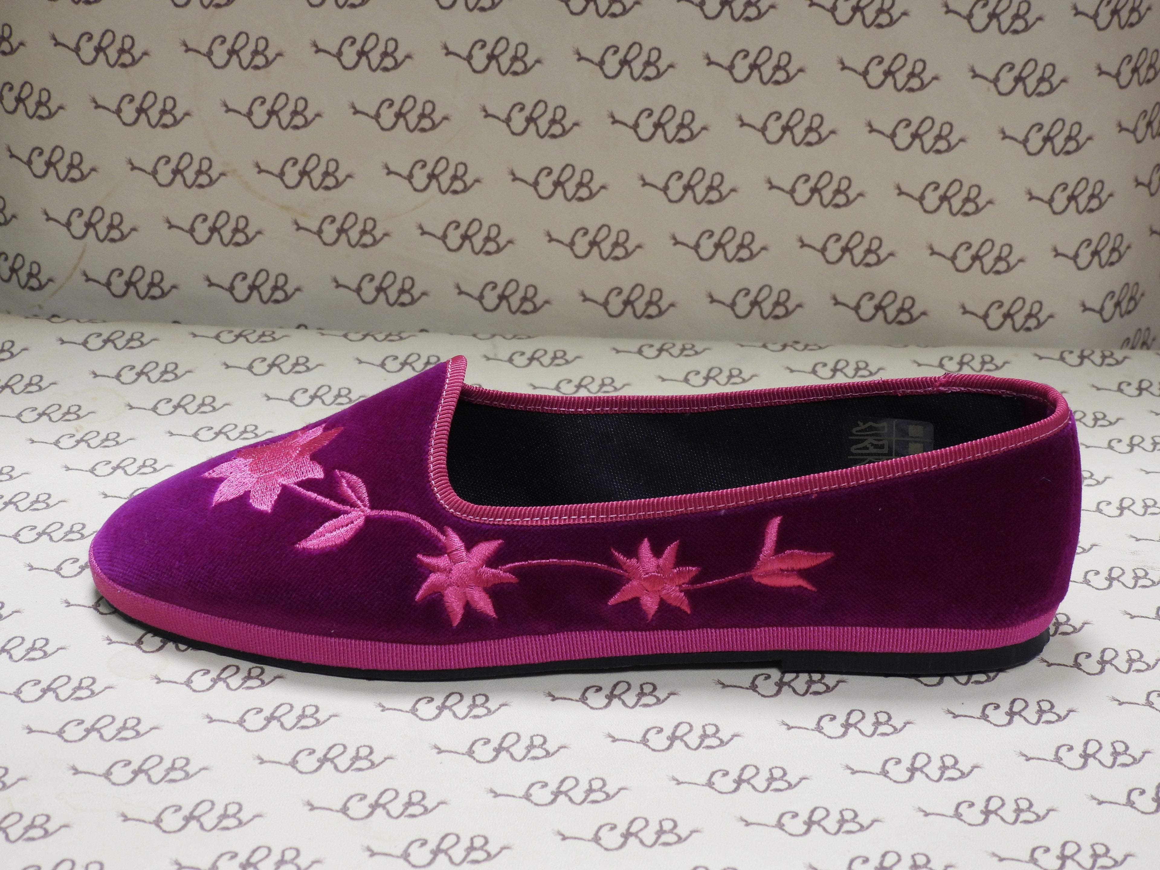 Friulana in velluto cotone fucsia con ricamo floreale e gros fucsia e fodera nera