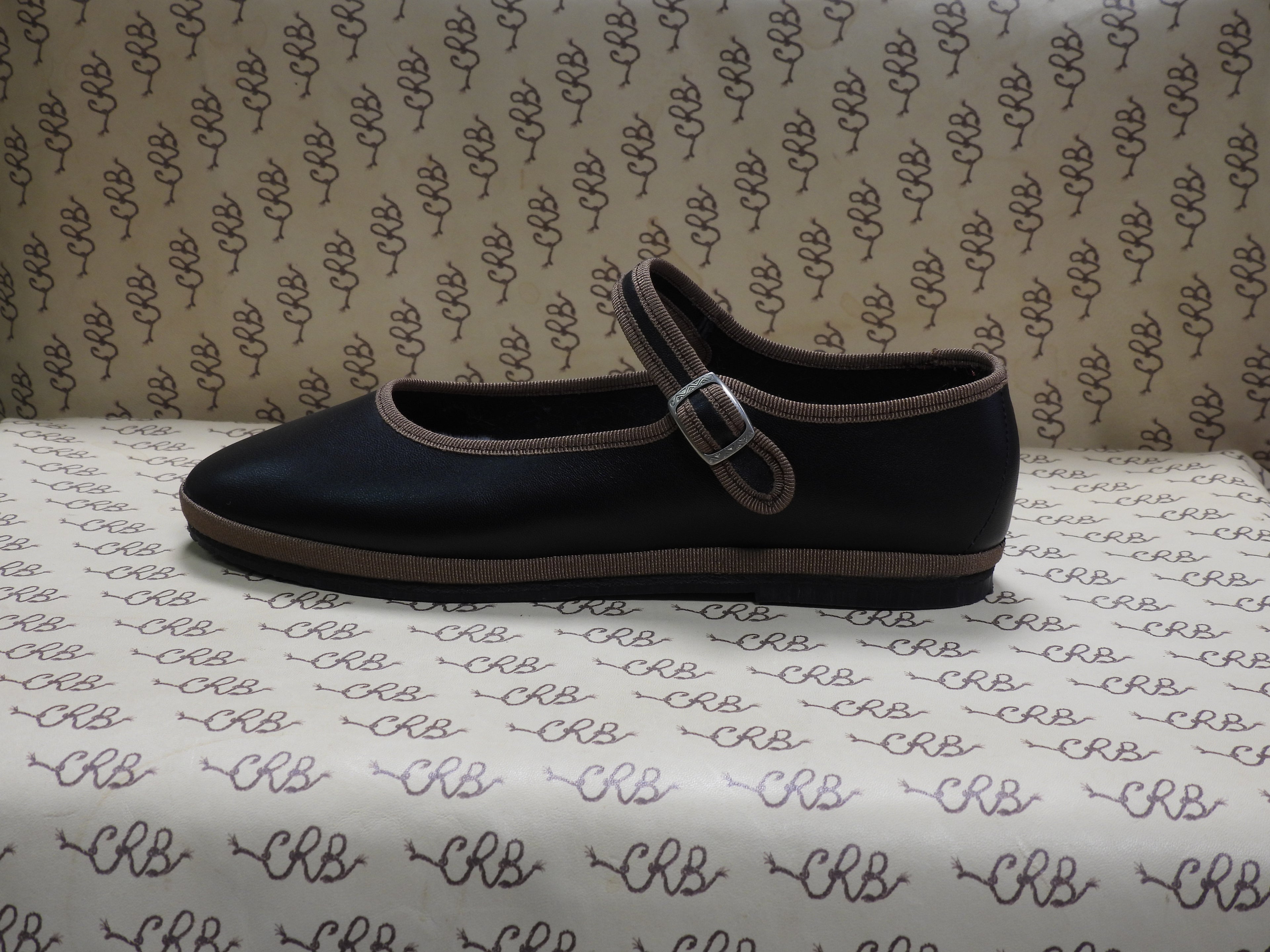Mary Jane in pelle nera con gros marrone e fodera nera